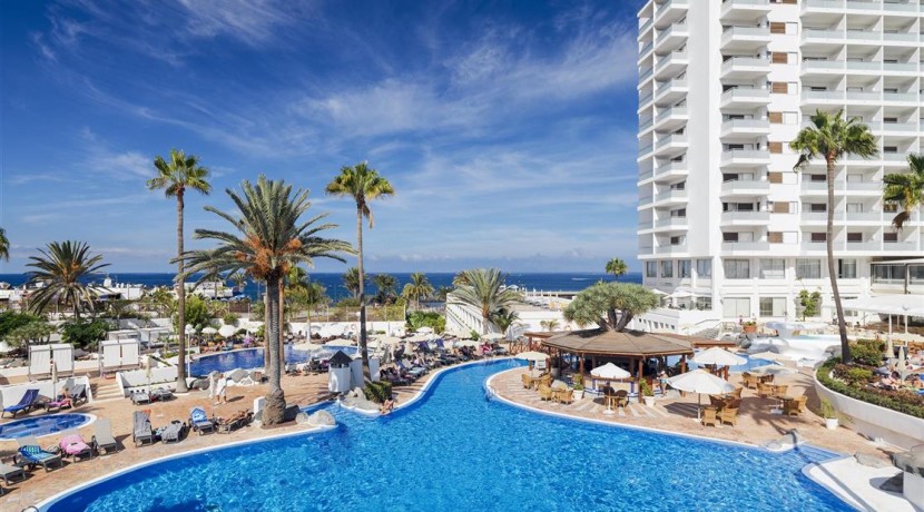 1. HGT Hotel and swimming pool general view (Medium)