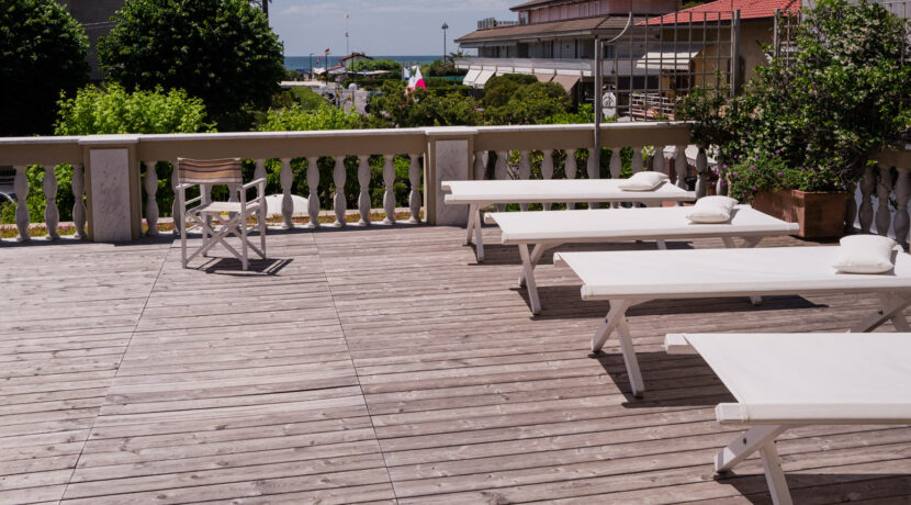 TERRAZZA CON SOLARIUM E VISTA SUL MARE