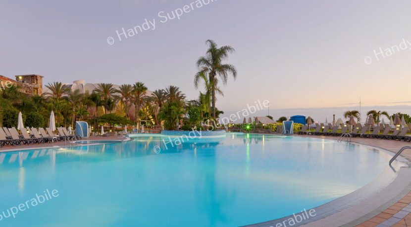 Piscina principal al atardecer