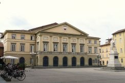 1280px-Lucca-teatro_del_Giglio-complesso1