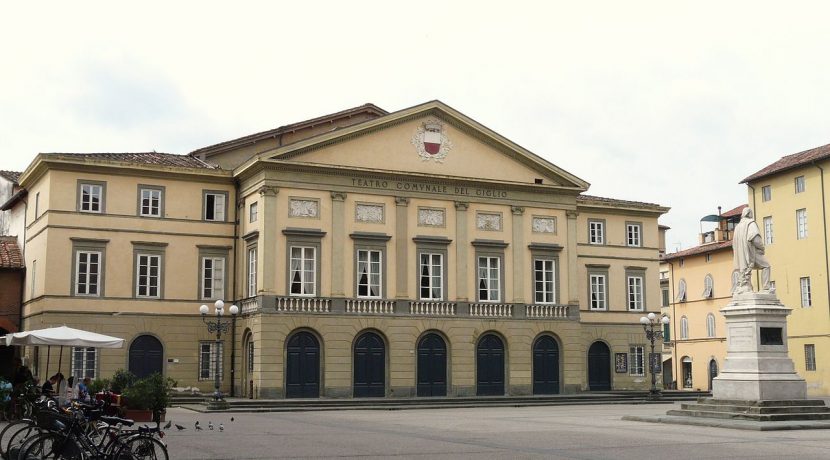 1280px-Lucca-teatro_del_Giglio-complesso1