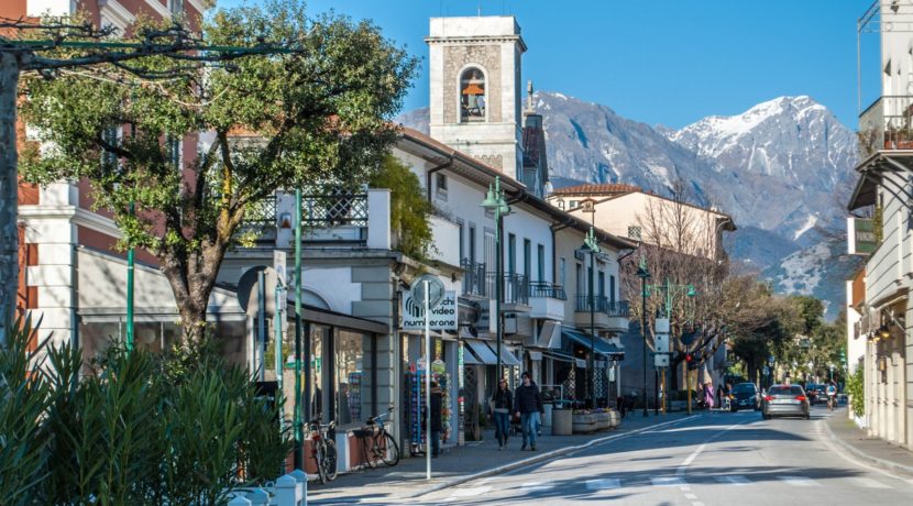 Forte-dei-Marmi-main-road-Tuscany